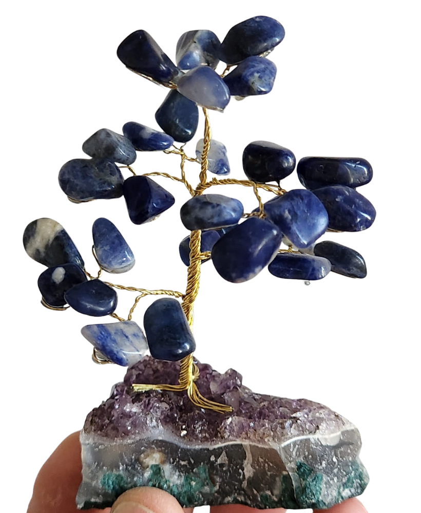 Árvore em diversas pedras na base de ametista a partir de