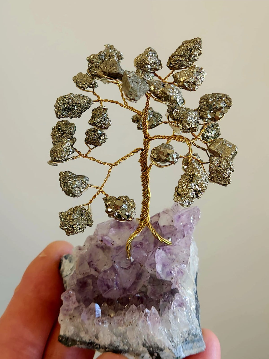 Árvore em diversas pedras na base de ametista a partir de