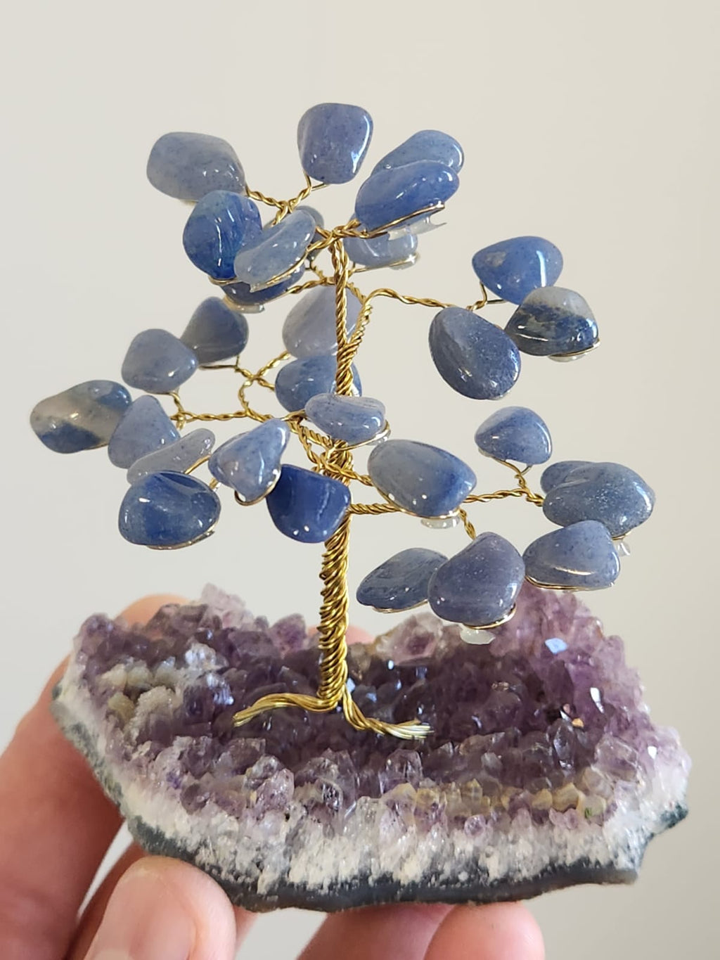 Árvore em diversas pedras na base de ametista a partir de