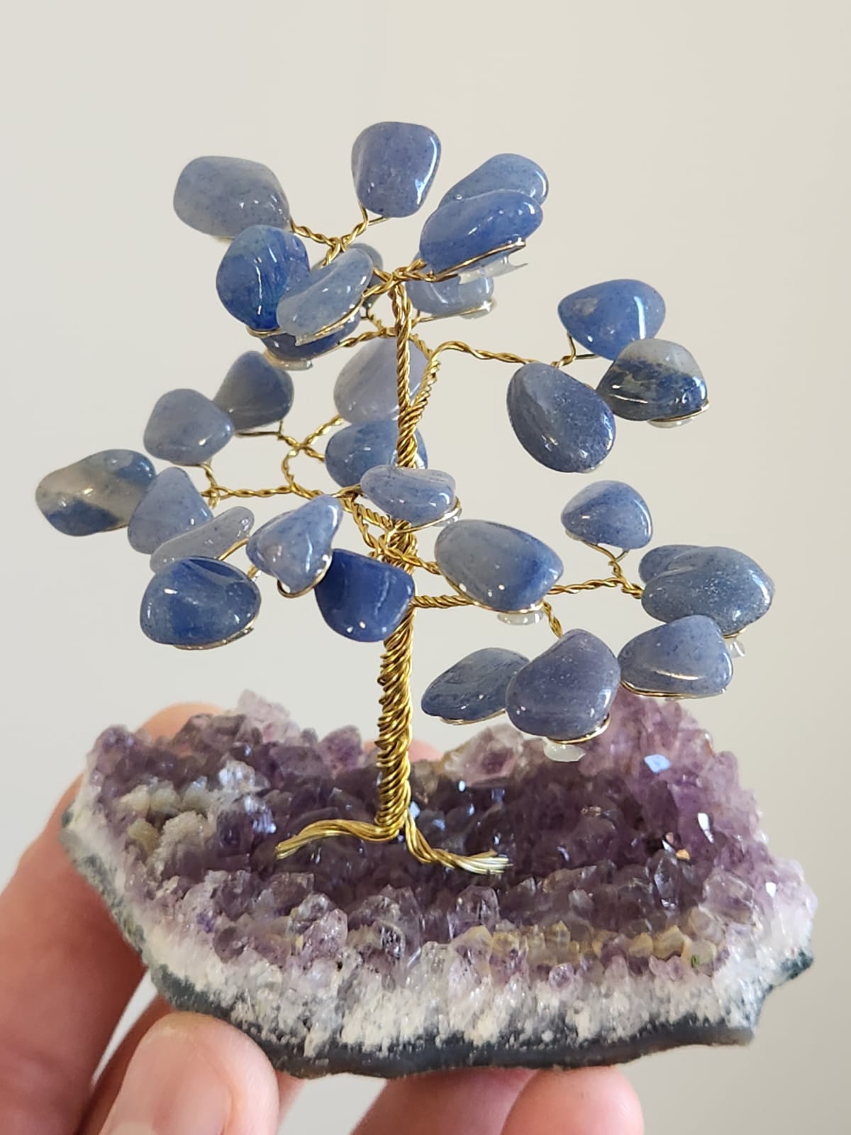 Árvore em diversas pedras na base de ametista a partir de