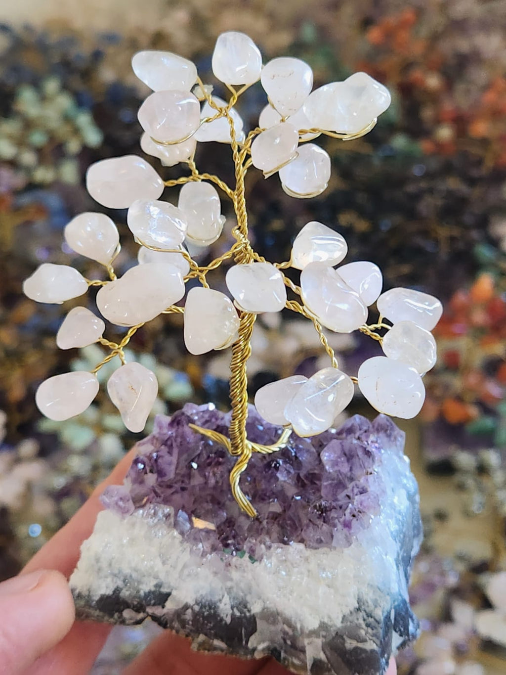 Árvore em diversas pedras na base de ametista a partir de