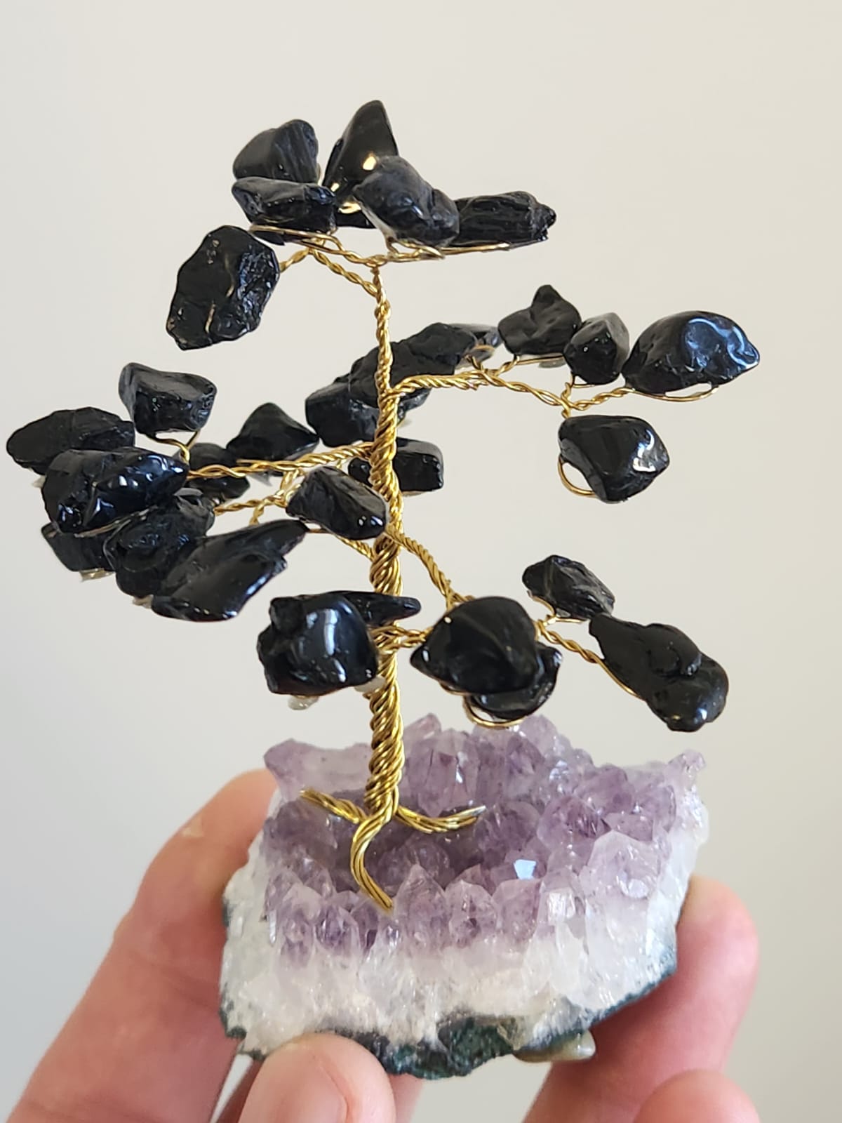 Árvore em diversas pedras na base de ametista a partir de