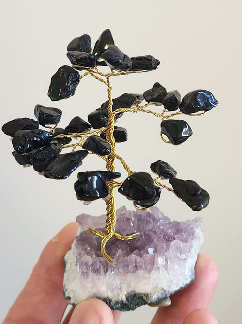 Árvore em diversas pedras na base de ametista a partir de