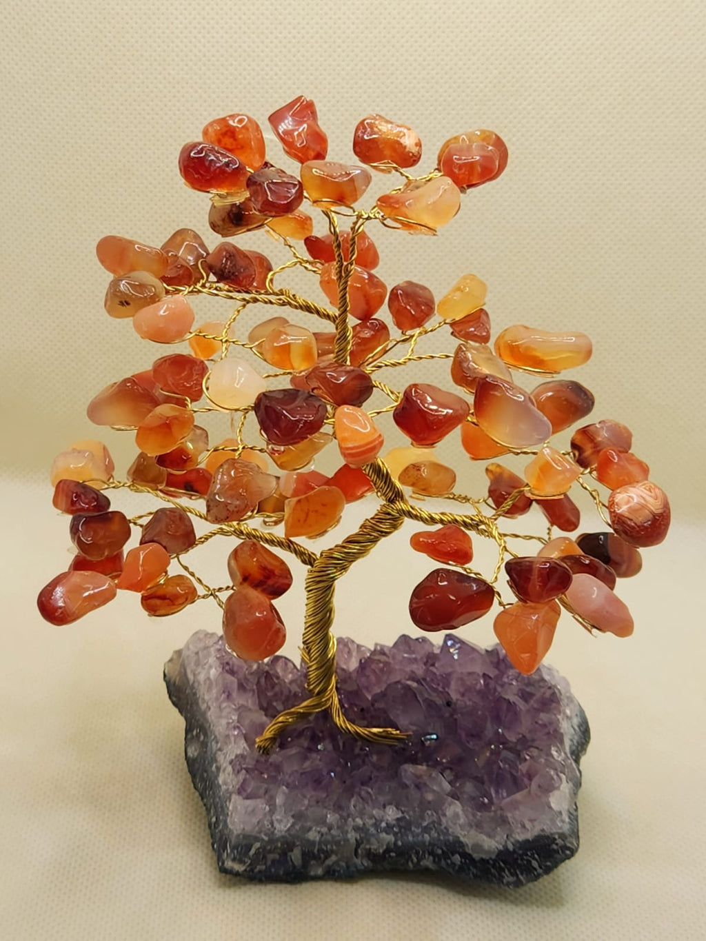 Árvore em diversas pedras na base de ametista a partir de