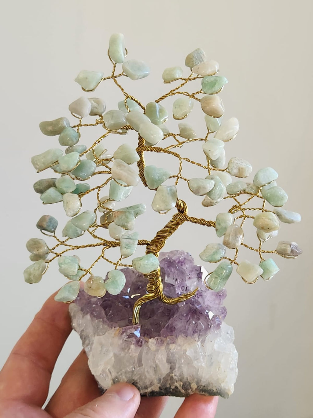 Árvore em diversas pedras na base de ametista a partir de