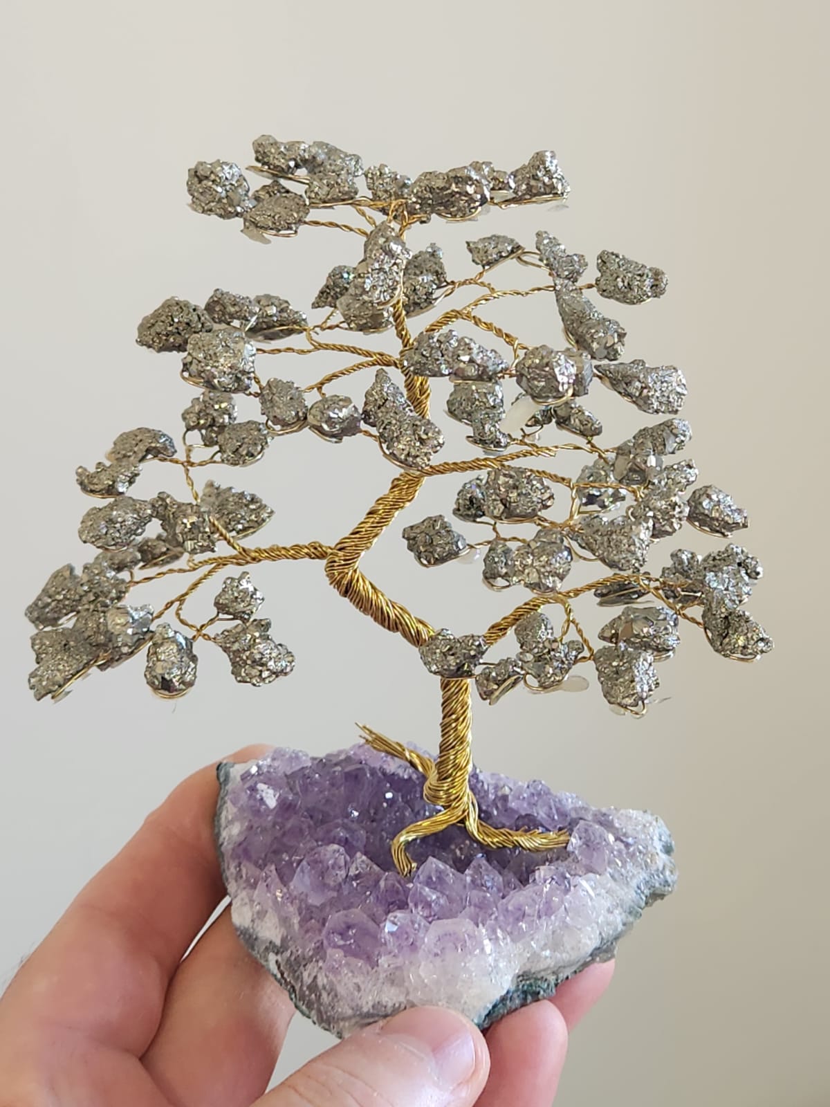 Árvore em diversas pedras na base de ametista a partir de