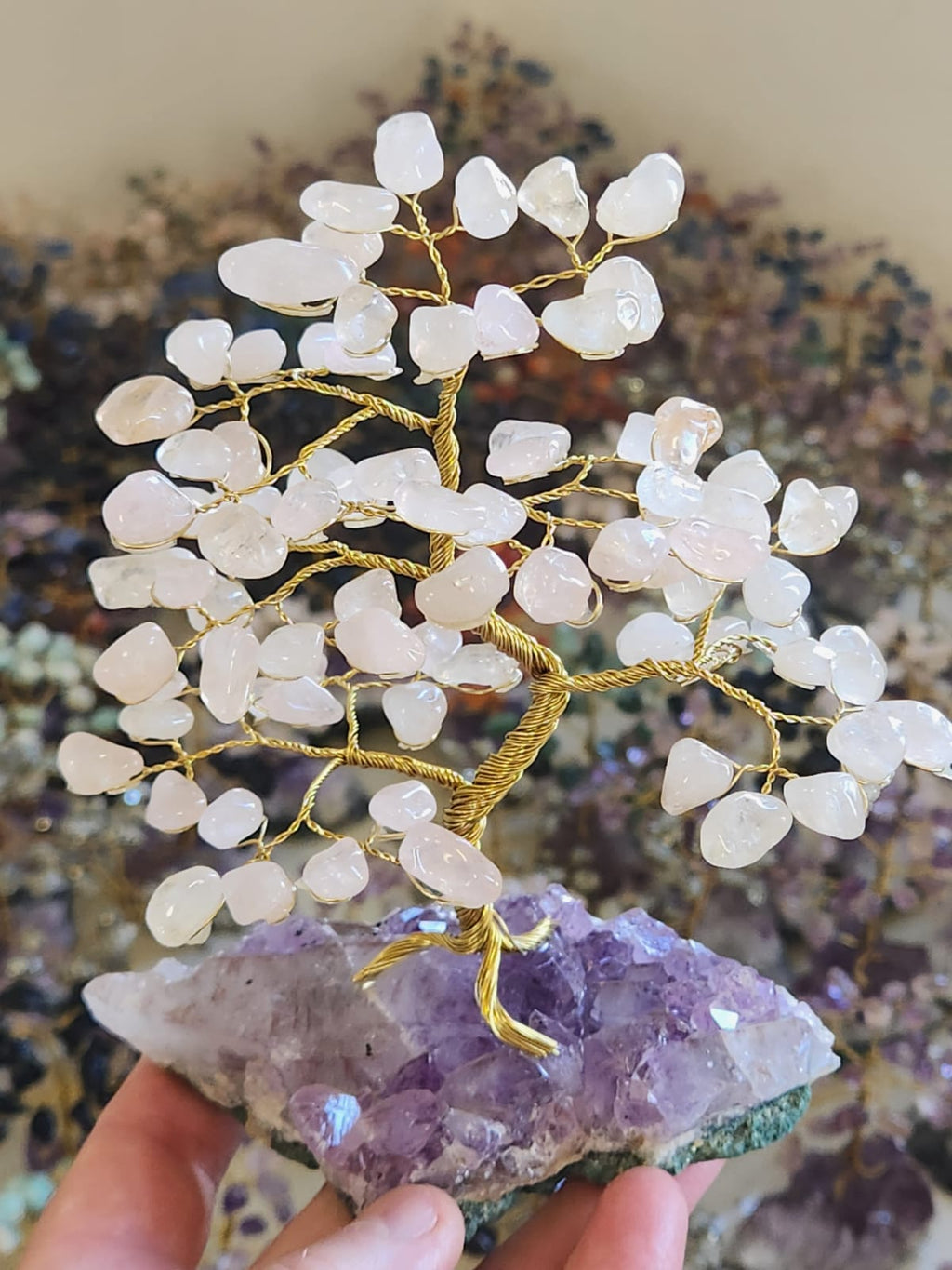 Árvore em diversas pedras na base de ametista a partir de