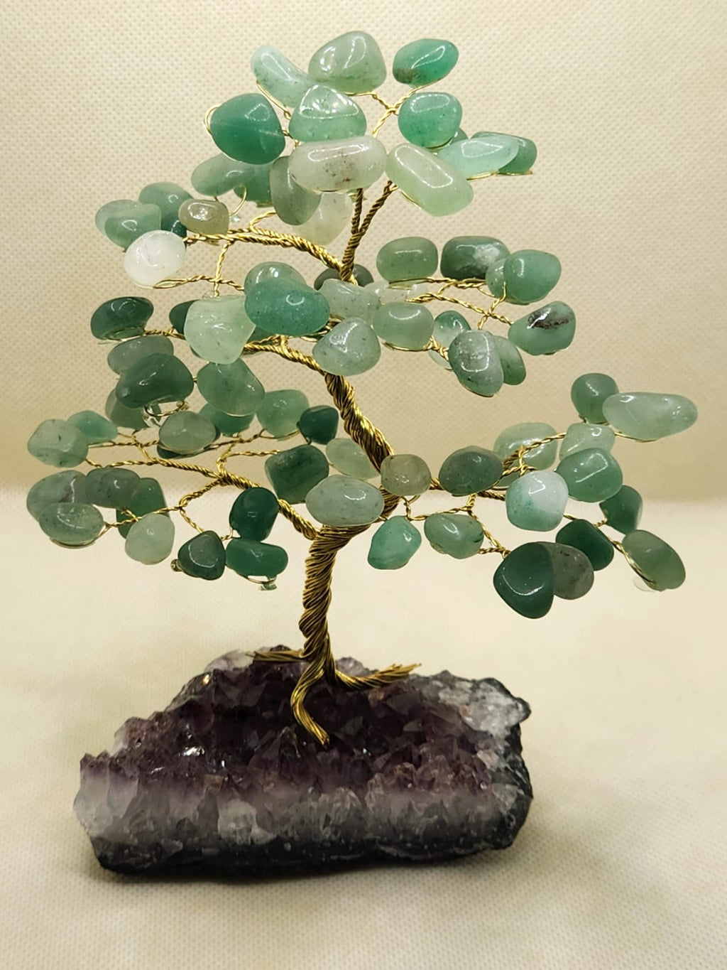 Árvore em diversas pedras na base de ametista a partir de