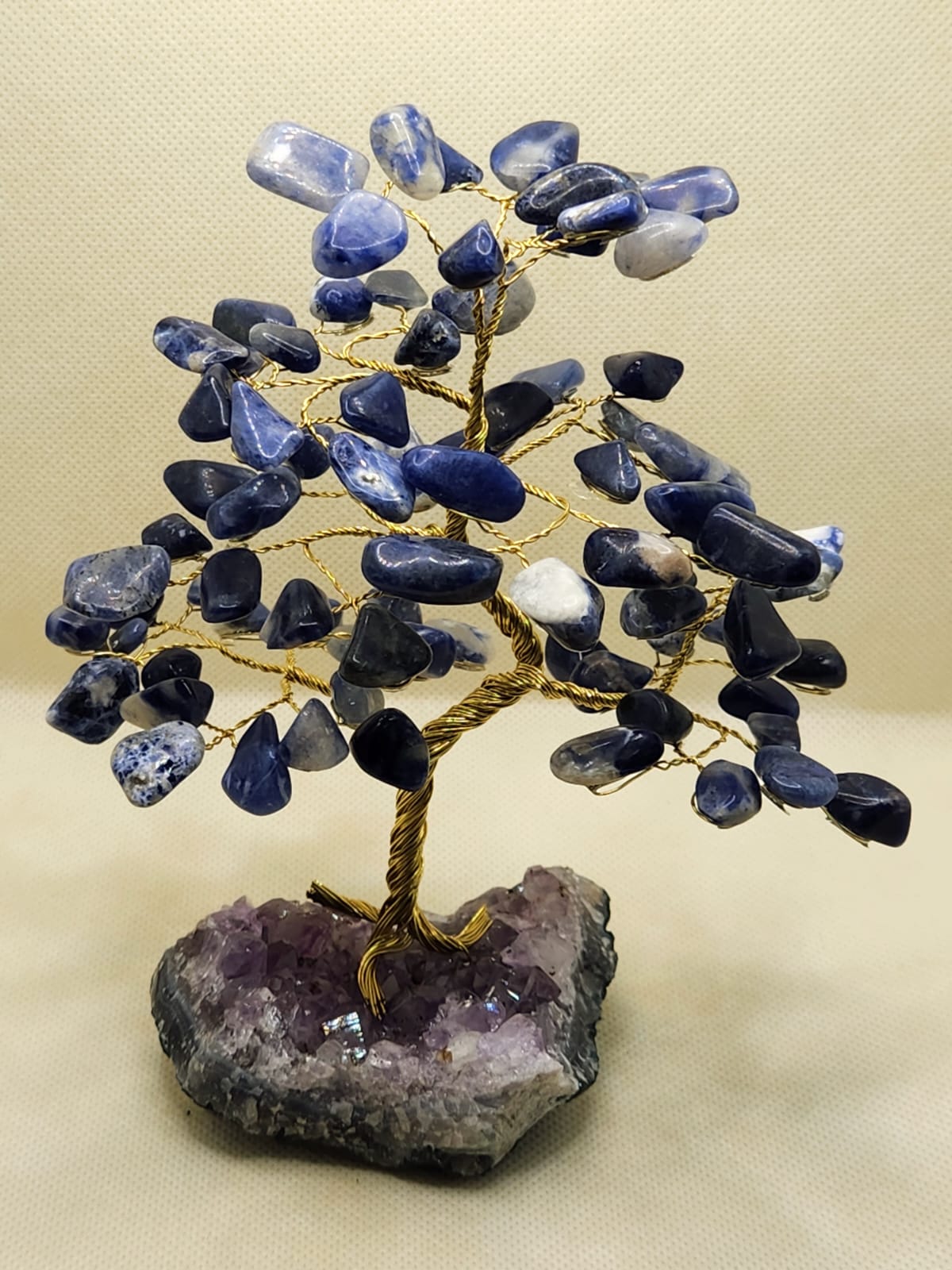 Árvore em diversas pedras na base de ametista a partir de