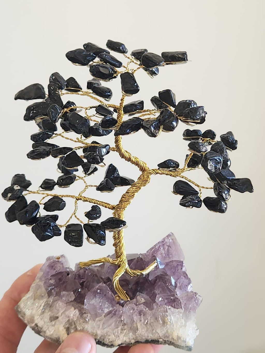 Árvore em diversas pedras na base de ametista a partir de