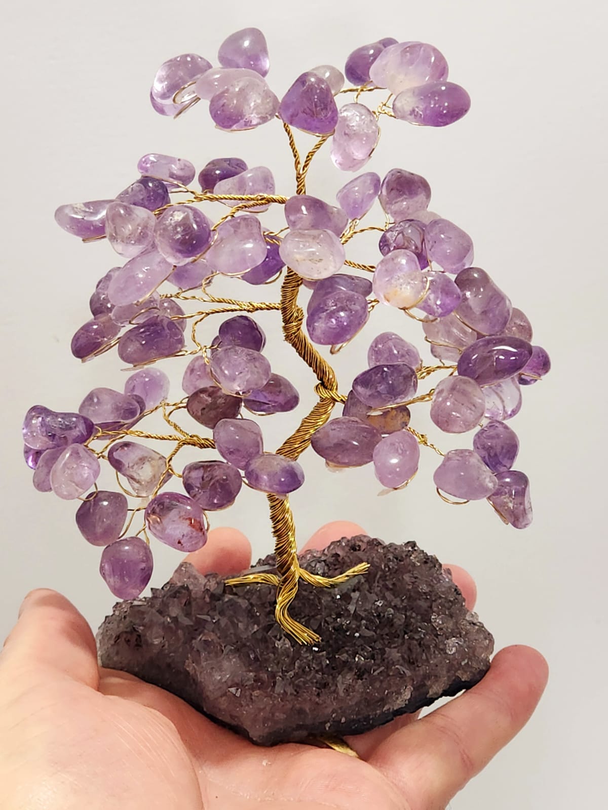 Árvore em diversas pedras na base de ametista a partir de